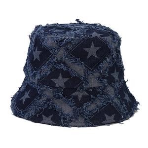 Cappello a secchiello in denim sfrangiato con stelle e finitura vintage per esterni