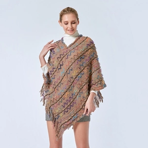 Châle poncho en tricot ethnique avec broderies colorées et franges sur fond blanc