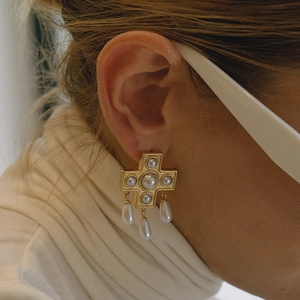 Orecchini a croce vintage con perle in acciaio inossidabile dorato su modella donna
