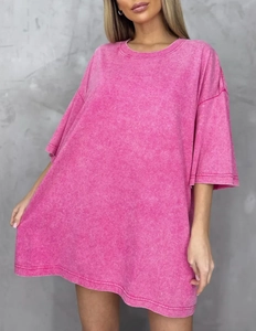 Dettaglio della t-shirt in cotone lavato rosa che mostra la vestibilità ampia e le spalle