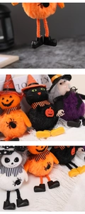 Dettaglio di figurine di peluche per Halloween con zucca, gatto, strega e scheletro