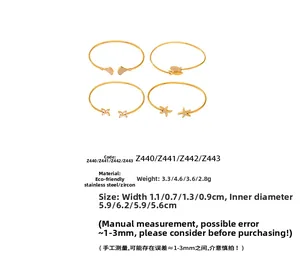 Détail de bracelets en acier inoxydable doré avec breloques d'étoile de mer et de fleurs en zircon