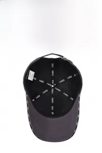Détail de l'intérieur d'une casquette de baseball gris foncé respirante avec coutures renforcées