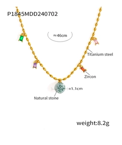 Détail du collier en acier titane avec pendentif en pierre naturelle et zircons