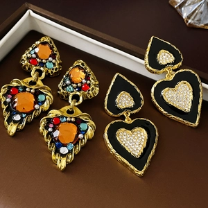 Vintage goldfarbene Ohrringe mit bunten Strasssteinen und schwarzem Emaille-Herz-Design