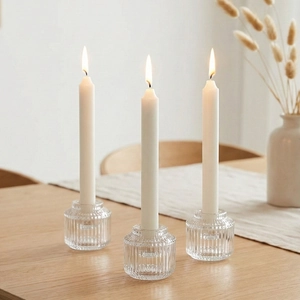 Eleganti portacandele in vetro a costine con candele bianche per tavolo da pranzo
