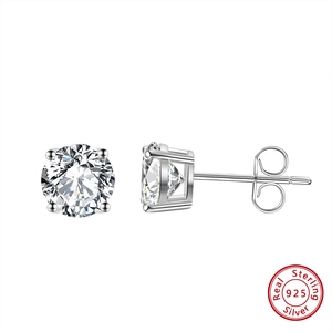 Gros plan de boucles d'oreilles 8mm en argent 925 avec serti 4 griffes et zircone ronde