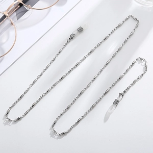 Elegante catena per occhiali in argento con perle a oliva e passanti in silicone
