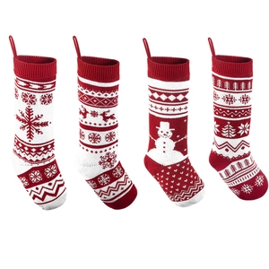 Set di 4 calze di Natale in maglia rossa e bianca con motivi di fiocchi di neve e pupazzi