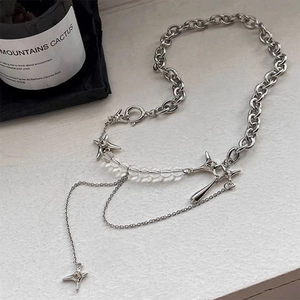 Détail du collier à pendentif étoile en argent avec chaînes et perles acryliques