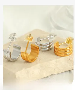 Détails des boucles d'oreilles créoles en acier titane doré et argenté à texture rainurée