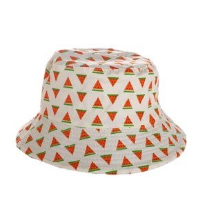 Dettaglio cappello a secchiello in cotone traspirante con stampe di fette d'anguria