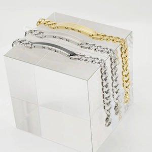 Trois bracelets gourmette en acier inoxydable pour homme sur présentoirs acryliques