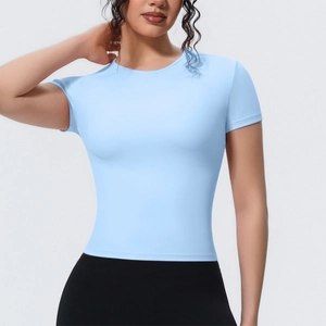 Détail d'un t-shirt de yoga bleu clair ajusté en tissu respirant à séchage rapide sur mannequin