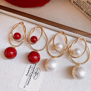 Boucles d'oreilles perles goutte d'eau en rouge et blanc avec anneaux dorés sur tissu