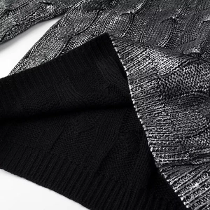 Pull en tricot pour femme avec finition métallisée argentée et texture à torsades
