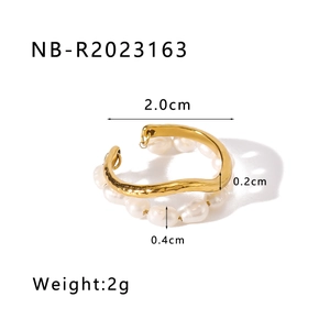 Macro de bague en or 18K avec texture ondulée et détails de l'incrustation de perles blanches