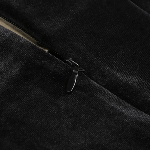 Gros plan détaillé de la fermeture éclair invisible sur une robe de soirée en velours noir