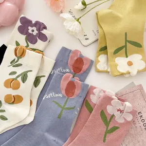Calze a metà polpaccio in stile giapponese con motivi floreali 3D e colori pastello