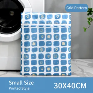 Détail du petit filet de lavage 30x40cm avec motifs de cœurs et grille bleue