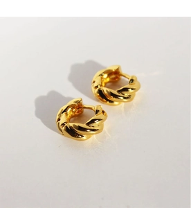 Detailansicht der goldfarbenen Creolen mit gedrehtem Muster und mattem Vintage-Finish