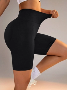 Detailaufnahme der schwarzen High-Waist Yoga-Shorts mit hoher Elastizität und Textur
