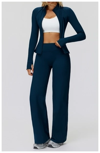 Détails de l'ensemble de sport marine avec pantalon taille haute et veste à capuche