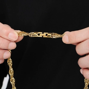 Gros plan détaillé d'une chaîne torsadée plaquée or 18 carats avec un fermoir mousqueton robuste