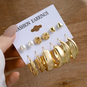 Détail d'un lot de 6 paires de boucles d'oreilles dorées avec perles et créoles sur carte