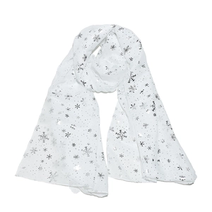 Détail d'une écharpe de Noël blanche légère avec imprimé flocons d'argent et texture fine