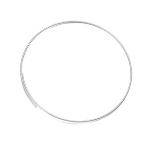 Detail of the minimalist silver choker necklace with a smooth polished surface and sleek wire