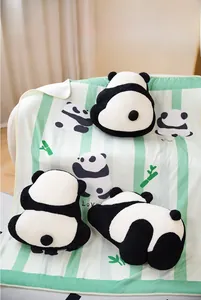 Details von weichen Panda-Plüschkissen mit grün gestreifter Flanelldecke für das Sofa