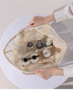Mesh-Reisetasche mit geräumigem Innenraum für Toilettenartikel und Handtücher