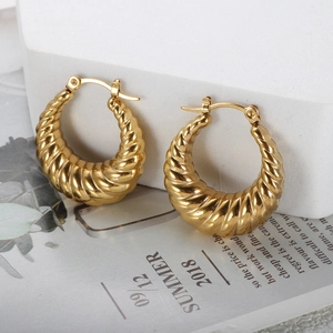 Boucles d'oreilles créoles torsadées plaquées or 18 carats avec texture en spirale