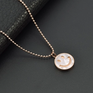 Collier sourire en or rose avec pendentif nacre blanche et chaîne de billes