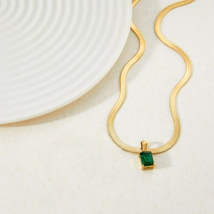 Collier chaîne serpent dorée minimaliste avec pendentif carré en zircon vert vintage