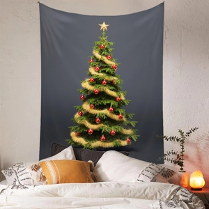 Vista dettagliata dell'arazzo da parete con albero di Natale e decorazioni festive dorate