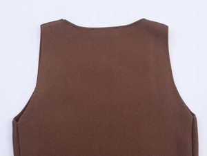 Dettaglio della trama in maglia a costine marrone e cuciture di un abito senza maniche