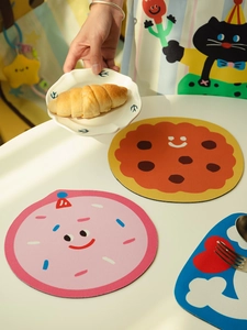 Détails de dessous de verre colorés en forme de beignets, biscuits et nuages