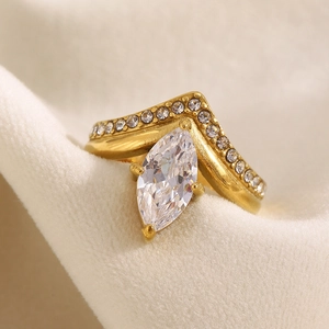 Vista macro dell'anello a corona a V placcato oro 18K con zircone taglio marquise