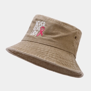 Détail du texte Never Give Up et broderie ruban rose sur chapeau bob en coton kaki