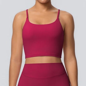 Détail des fines bretelles et du col plat sur le soutien-gorge de sport rose foncé