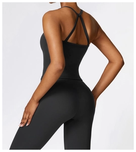 Détail d'un ensemble de yoga noir avec dos croisé et legging de sport à taille haute