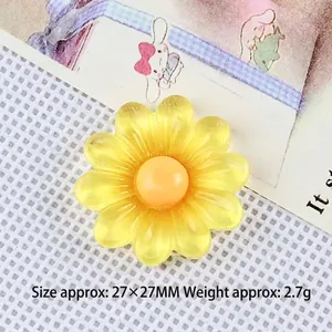 Vue détaillée d'une breloque marguerite en résine 27x27mm pour pinces à cheveux
