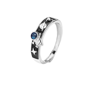 Astronaut couple ring with silver metal, blue glitter details and Saturn motif engraving