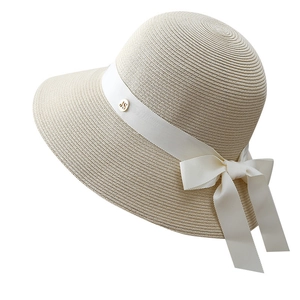 Chapeau de paille rétro à large bord avec ruban blanc et détail de logo doré