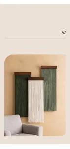 Decorazione murale boho in tre pezzi con nappe di cotone e aste in legno scuro