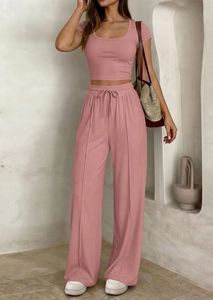 Détail de la maille côtelée rose sur le haut court et le pantalon à cordon réglable