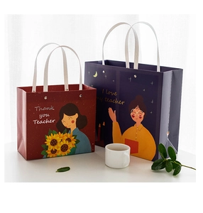 Detail von roten und lila Cartoon-Geschenktüten für Lehrertage mit stabilen weißen Griffen