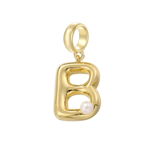 Vue détaillée d'un pendentif lettre B dorée orné d'une petite perle blanche ronde